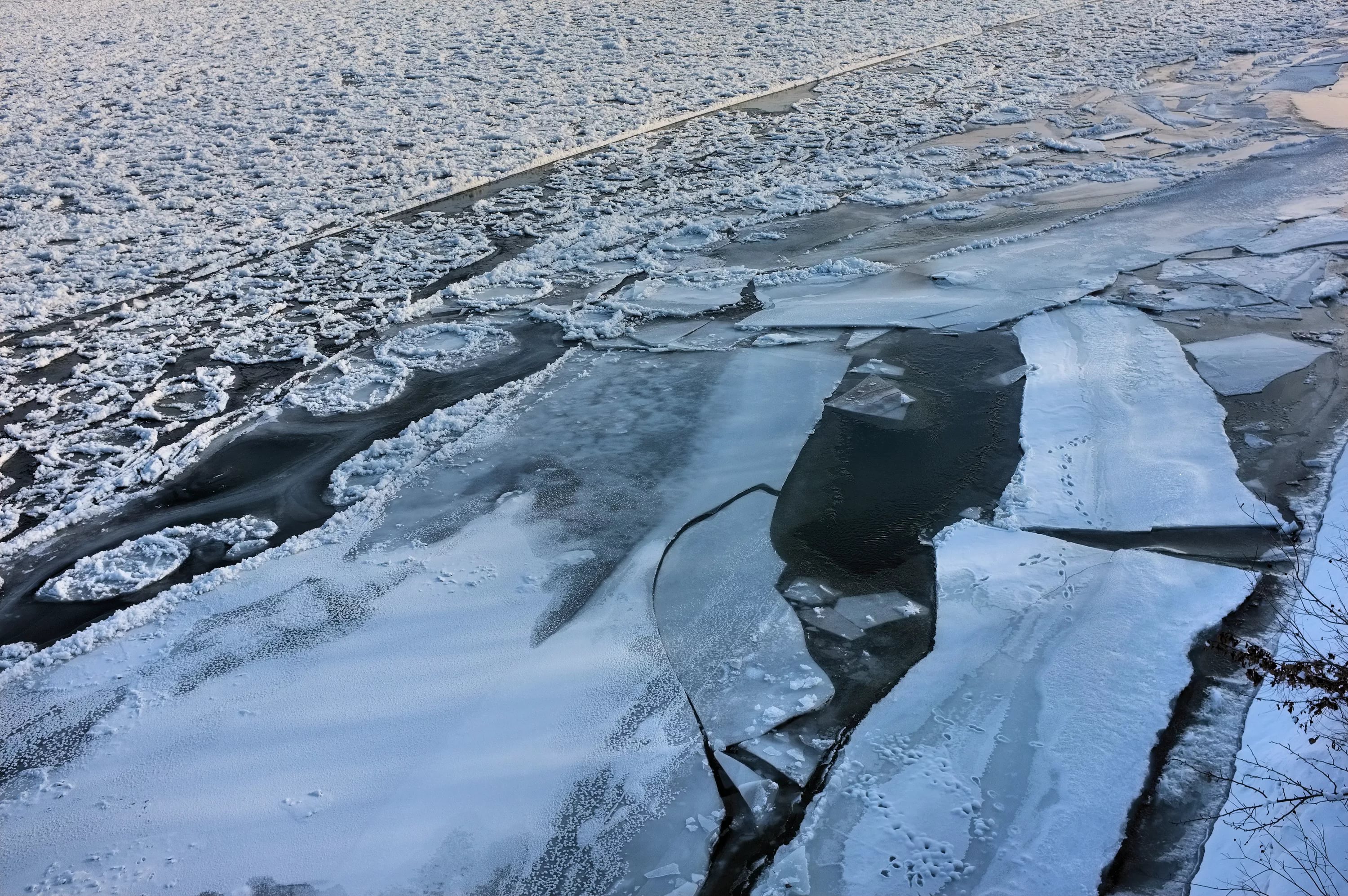 Трещины воды. Озеро Байкал ледостав. Лед на реке. Тонкий лед. Лед на водоеме.