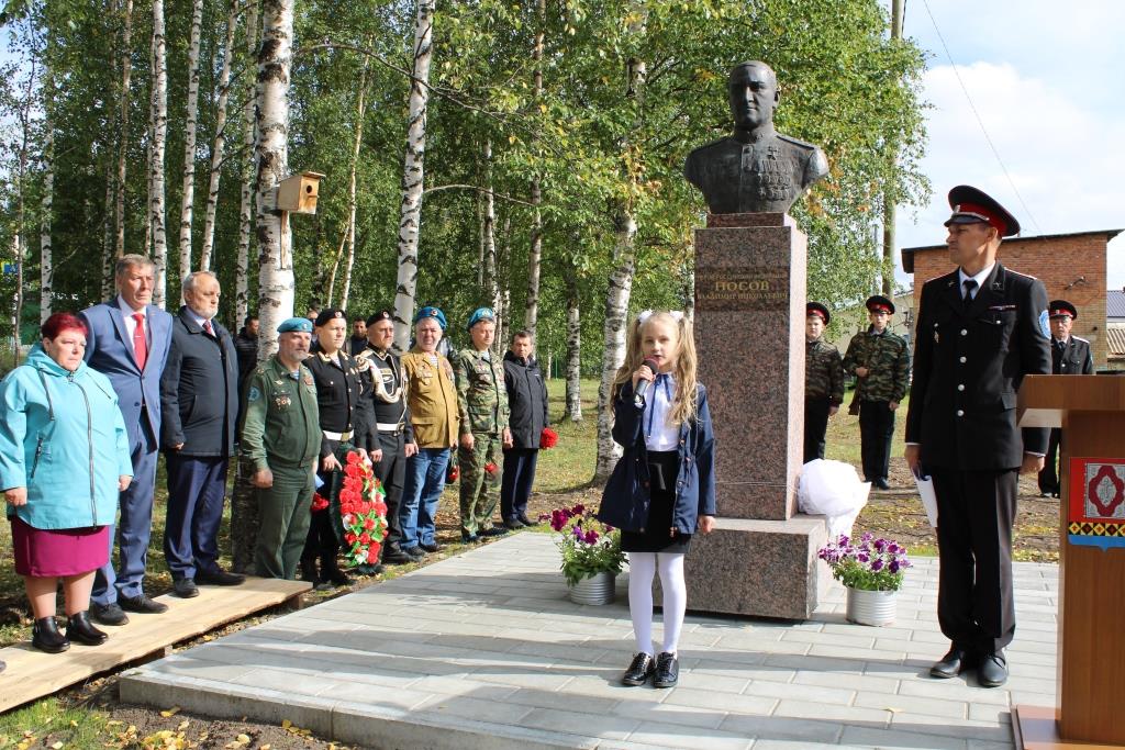 В кадетской школе состоялось открытие памятника выпускнику школы Герою России Владимиру Носову.