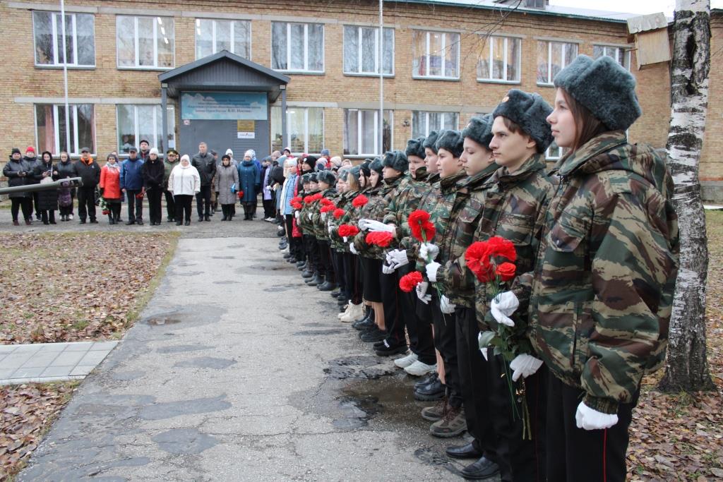 В день принятия присяги кадеты возложили цветы к памятнику Героя Российской Федерации Владимира Носова.