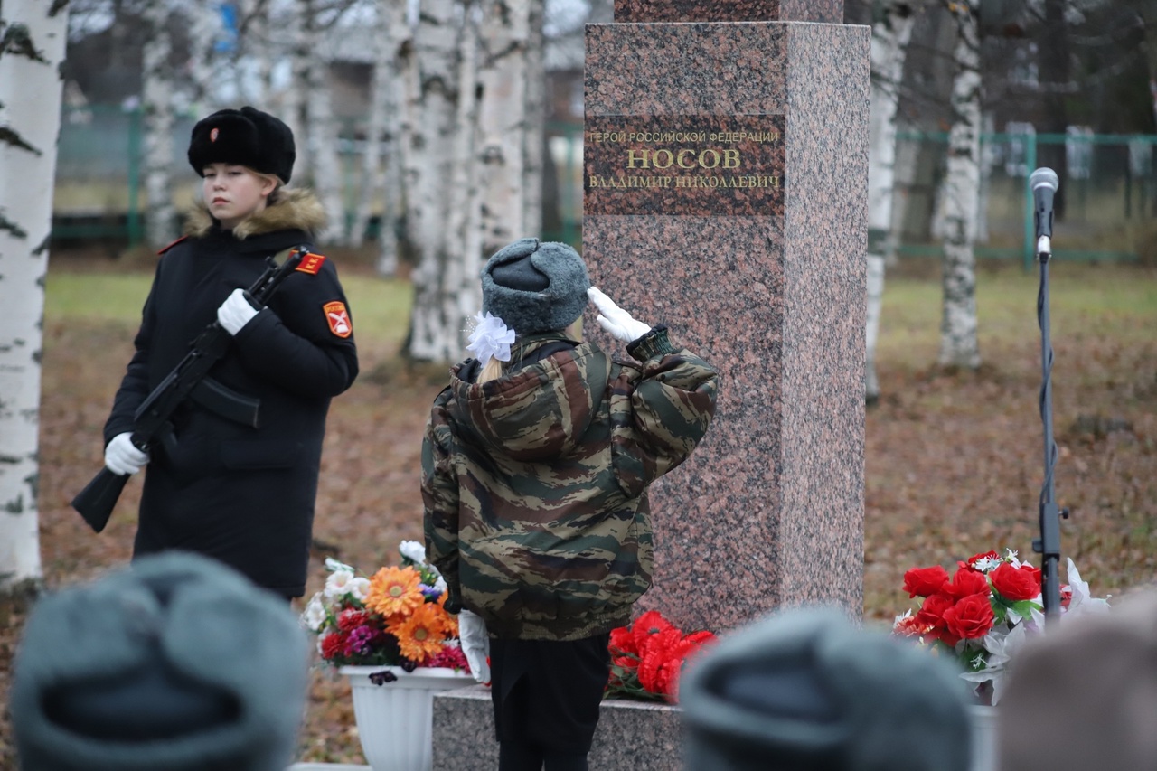 Возложение цветов к памятнику героя России В.Н. Носову.