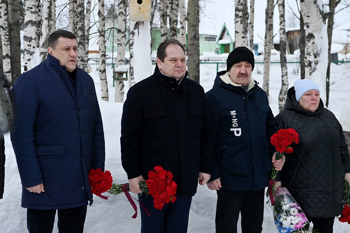 В День защитника Отечества, 23 февраля, врио Главы Республики Коми возложил цветы к памятникам Героям России Ивану Поздееву в селе Усть-Цильма и Владимиру Носову в селе Коровий Ручей.