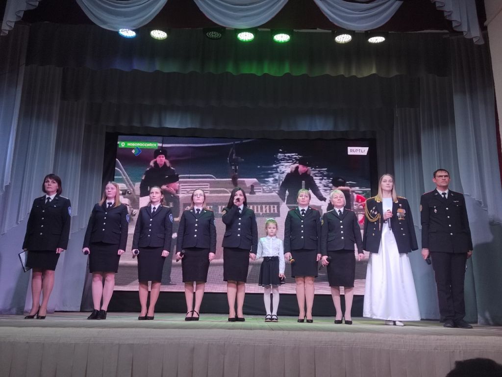 Накануне Дня Героев Отечества кадетская школа провела вечер памяти в Усть-Цилемском культурном центре им. Т.Г. Шишеловой.