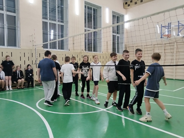 27 ноября в нашем спортивном зале прошли соревнования по пионерболу среди 5-7 классов.
