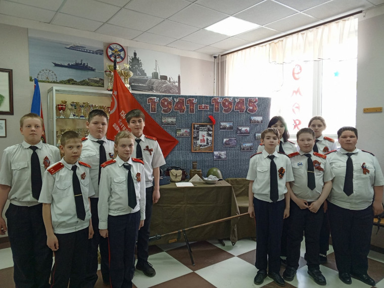 В нашей школе открылась фотозона, посвящённая Дню Победы – событию, которое глубоко укоренилось в сердцах каждого россиянина.