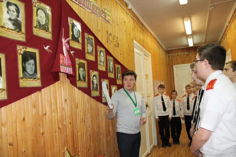 Кадеты почтили память героинь войны на фотовыставке.