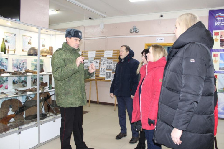 Министр труда и социального развития Республики Коми посетила кадетскую школу в Коровьем Ручье.