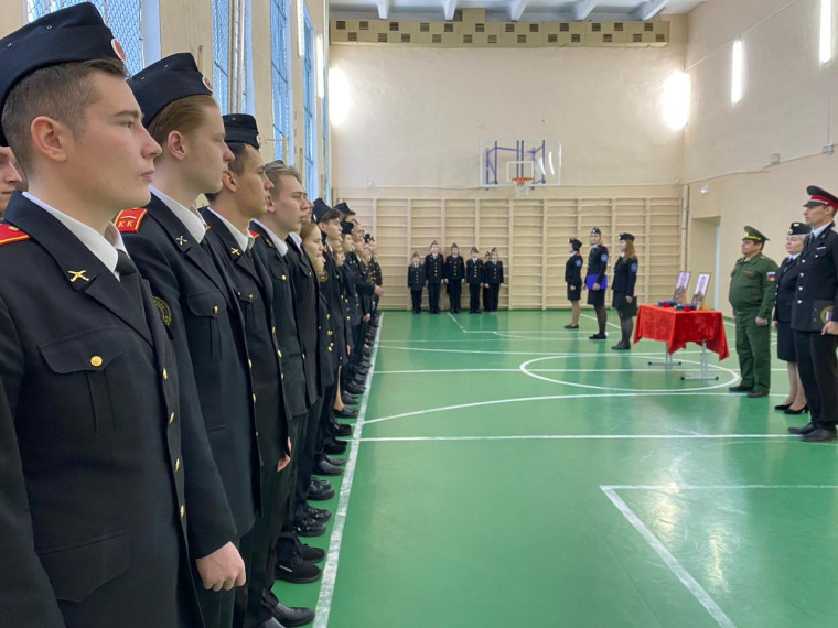 Военный комиссар района посетил утренний развод в кадетской школе в рамках месячника военно-патриотического воспитания.