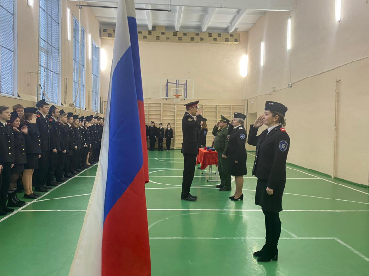 Военный комиссар района посетил утренний развод в кадетской школе в рамках месячника военно-патриотического воспитания.