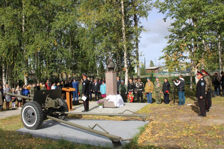 В кадетской школе состоялось открытие памятника выпускнику школы Герою России Владимиру Носову.