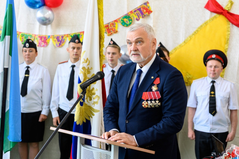 Владимир Уйба провёл урок мужества в кадетской школе села Коровий Ручей.