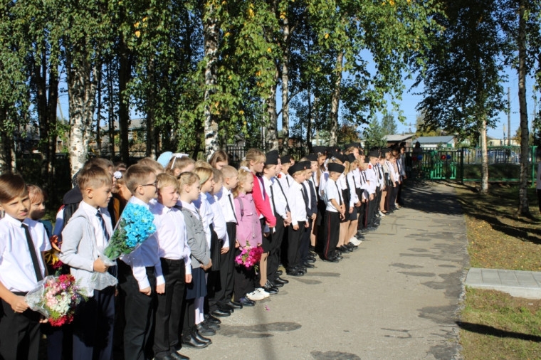 В кадетской школе торжественно открыли памятные знаки ученикам школы -Героям Российской Федерации.