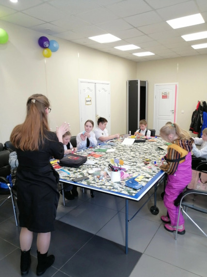 В преддверии 8 марта учащиеся 3 и 4 классов Кадетской школы посетили Социокультурный центр и изготовили для своих самых дорогих женщин открытки своими руками.
