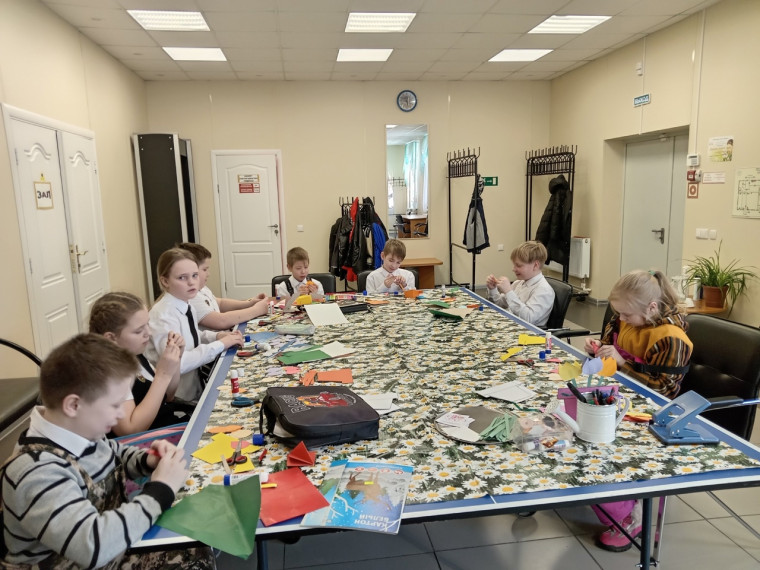 В преддверии 8 марта учащиеся 3 и 4 классов Кадетской школы посетили Социокультурный центр и изготовили для своих самых дорогих женщин открытки своими руками.
