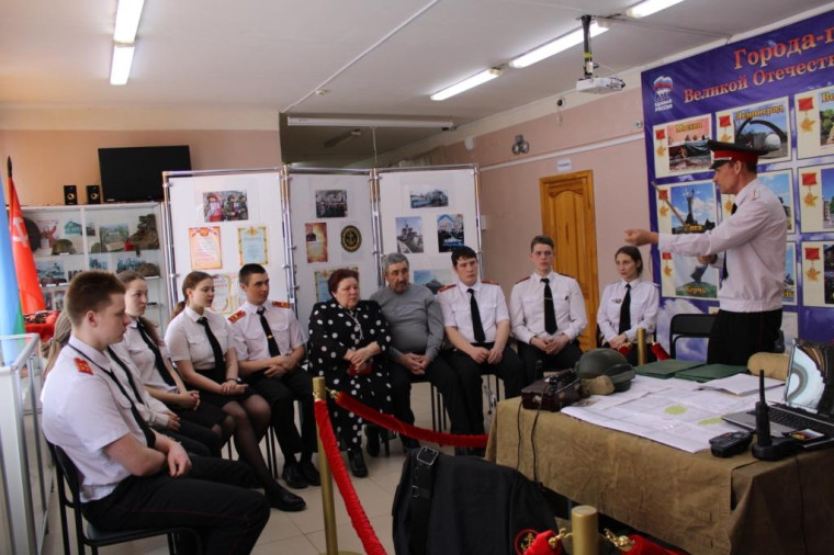 Родители Героя России Владимира Носова, вместе с кадетами 11 класса посетили новую экспозицию школьного музея «Боевой Славы».