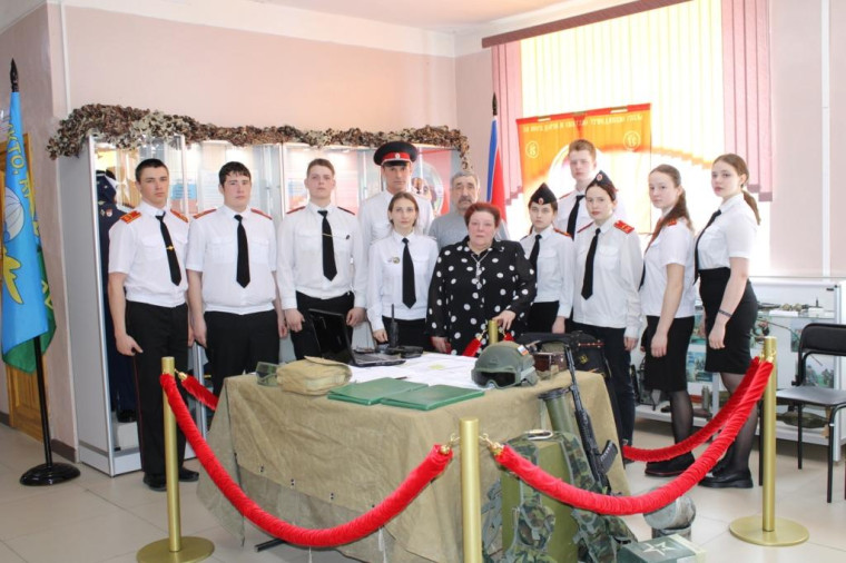 Родители Героя России Владимира Носова, вместе с кадетами 11 класса посетили новую экспозицию школьного музея «Боевой Славы».