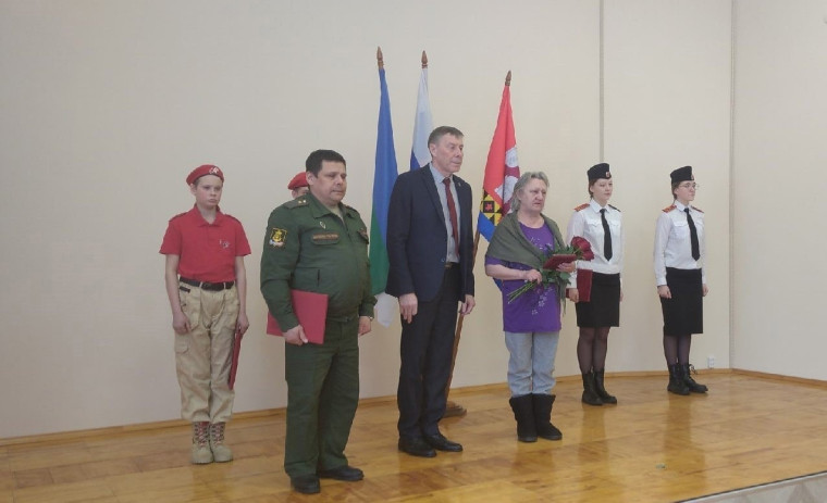 Глава района вручил Ордена Мужества семьям военнослужащих, погибших в зоне СВО.