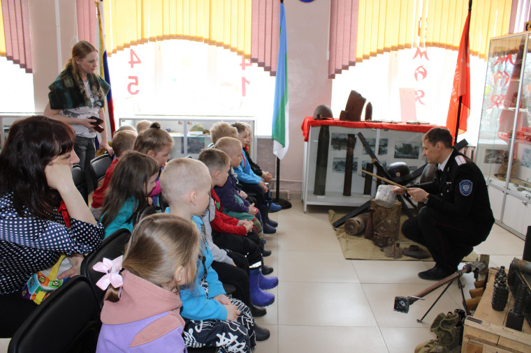 Воспитанники детского сада  посетили музей «Боевой Славы» кадетской школы имени Героя России Владимира Носова.